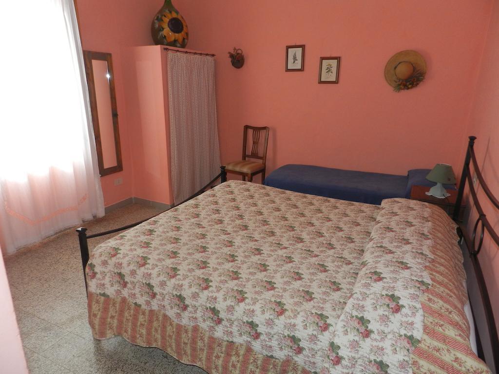 Il Casale Bed & Breakfast Поджибонси Стая снимка